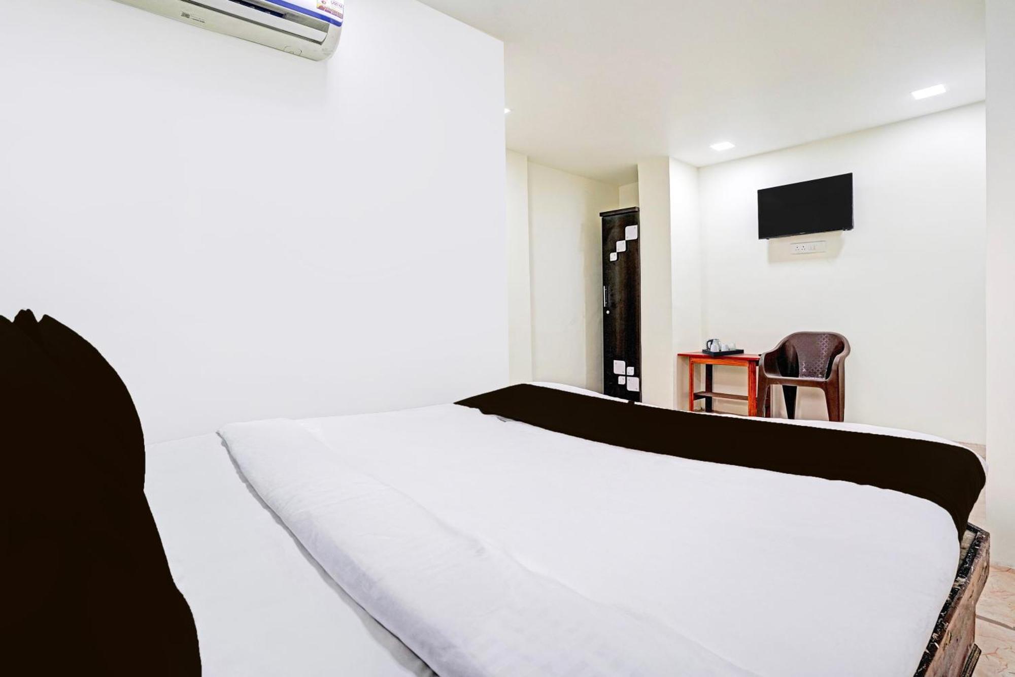 Super Hotel O Navrangpura Cg Road Formerly Hotel Yugraj Αχμπανταμπάντ Εξωτερικό φωτογραφία