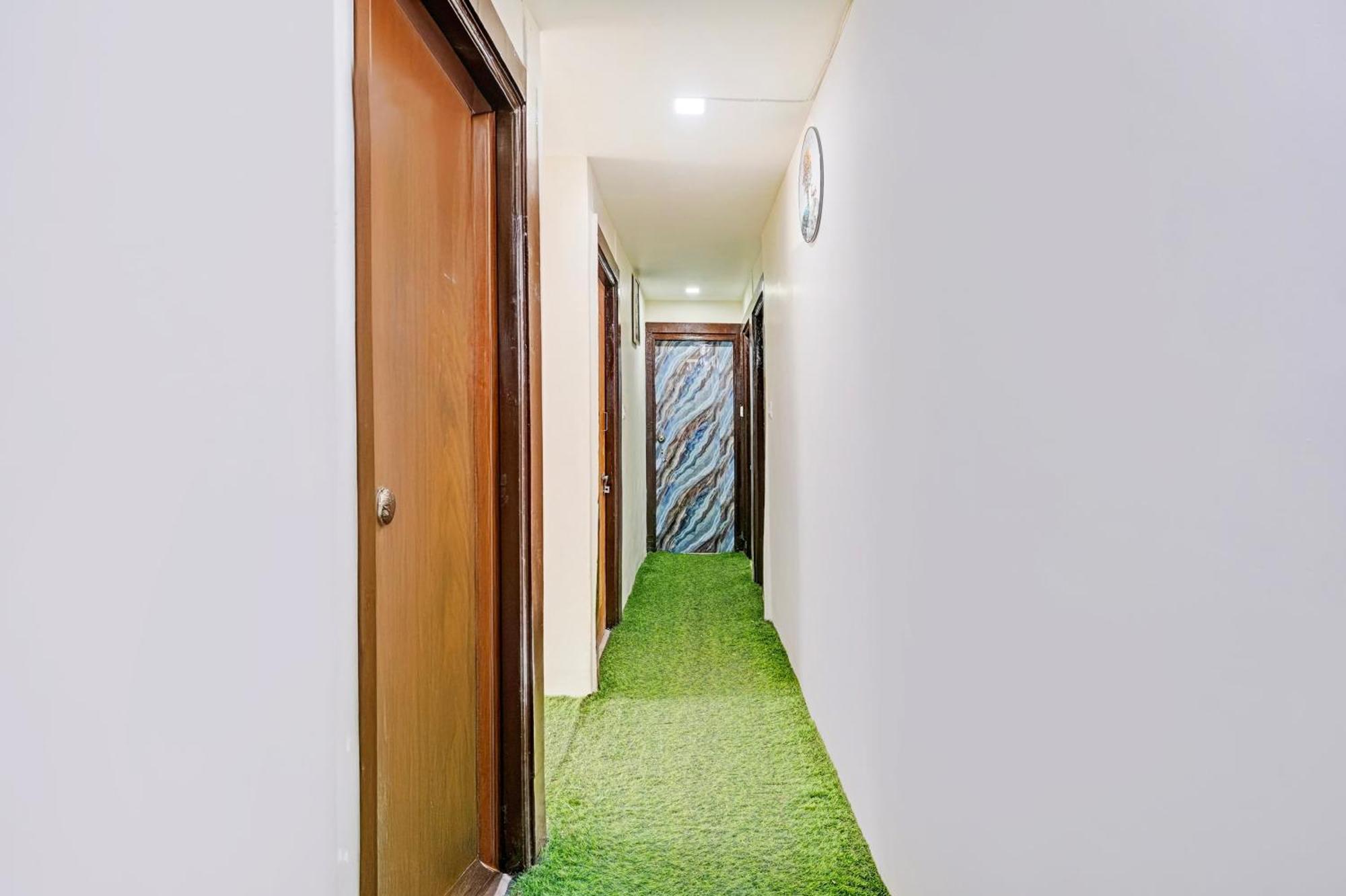 Super Hotel O Navrangpura Cg Road Formerly Hotel Yugraj Αχμπανταμπάντ Εξωτερικό φωτογραφία