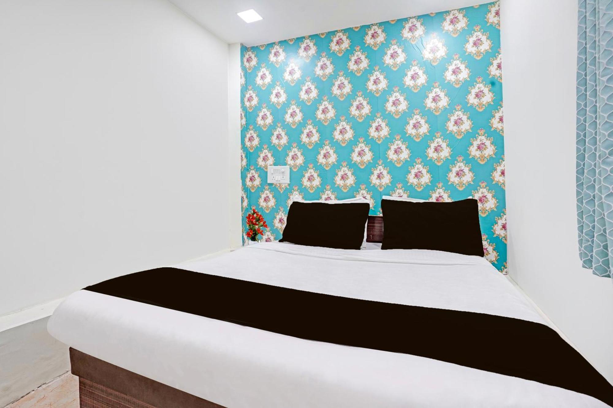 Super Hotel O Navrangpura Cg Road Formerly Hotel Yugraj Αχμπανταμπάντ Εξωτερικό φωτογραφία