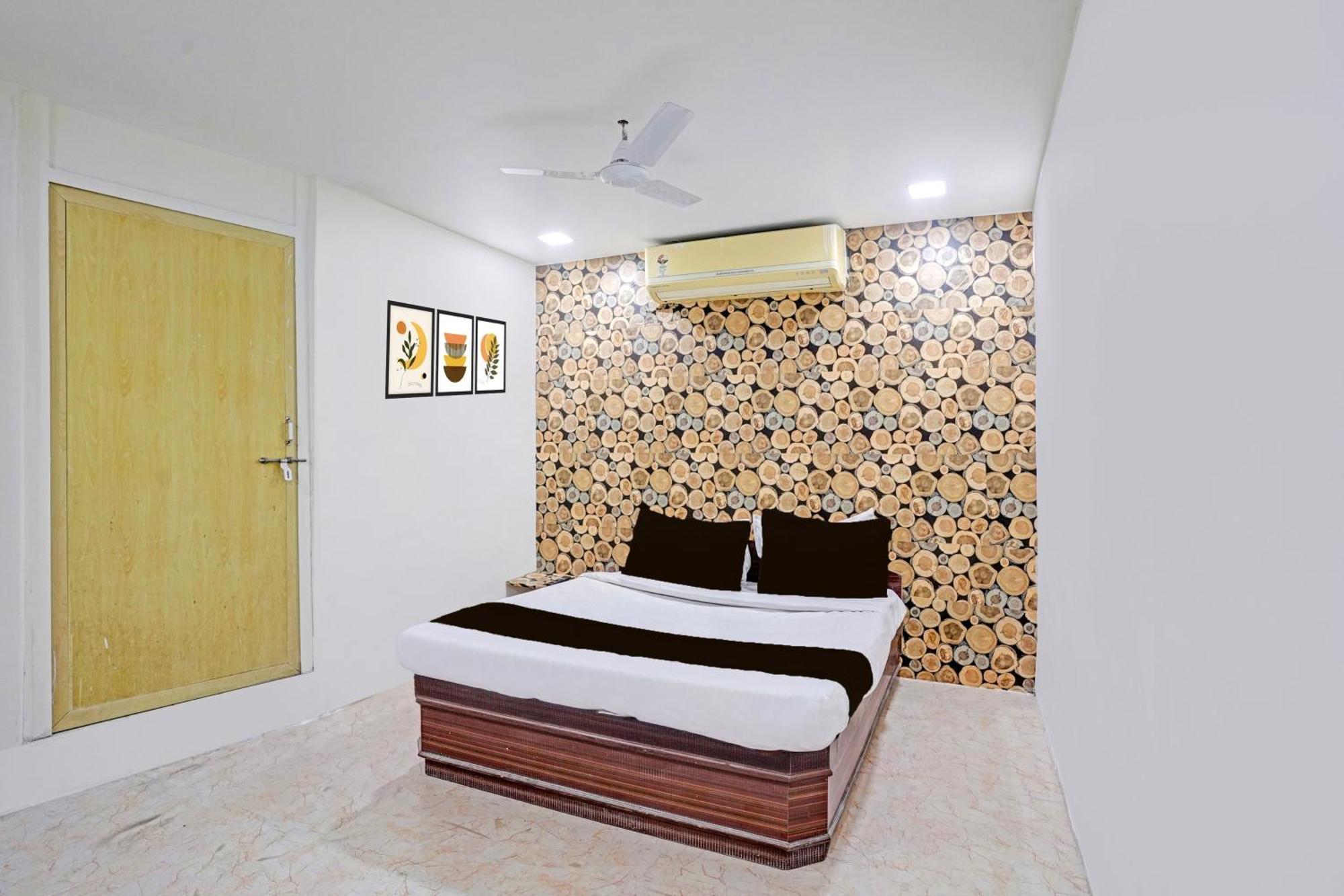 Super Hotel O Navrangpura Cg Road Formerly Hotel Yugraj Αχμπανταμπάντ Εξωτερικό φωτογραφία